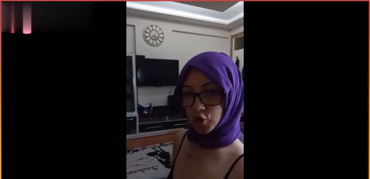 Türbanlı hatun sakso çekip yüzüne boşaltıyor